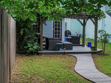 Lil' Ms. Clementine 2-Bedroom Home in Historic District with Golfcart Option Отели в г. Кейп Чарльз