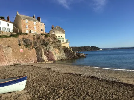 HOWTON COTTAGE - village cottage on coast path next to beaches Отели в г. Косанд