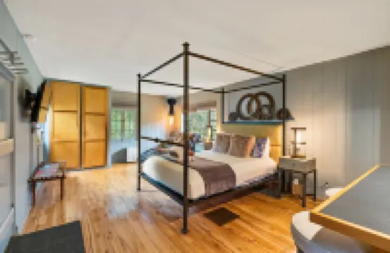 Cozy cottage minutes from downtown Asheville with a countryside feel