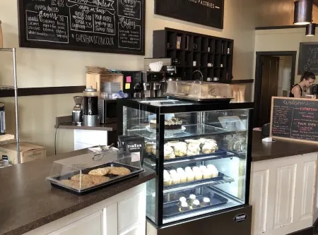 Lincoln’s Loft - Speakeasy Suite Отели в г. Logan County