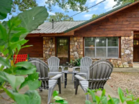 Secluded 4 bedroom farmhouse nestled on 8 acres with large lawn and oak trees. Hotels in Broken Bow