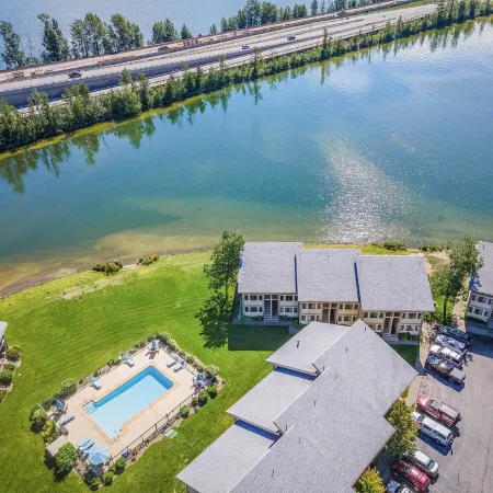 5Br/3BA Waterfront Escape-Walkable to Downtown Sandpoint & Minutes to Schweitzer