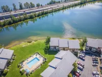 5BR/3BA Lakeside Escape –Walkable to Downtown Sandpoint & Minutes to Schweitzer