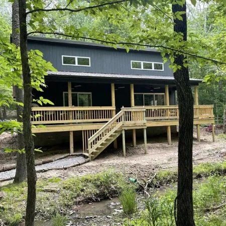 Luxurious 2Br Creekside Deckhouse w Saltwater Hot Tub