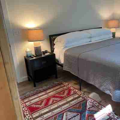 Charming Downtown Laguna Beach Cottage-beach across street/town 1 block Rooms