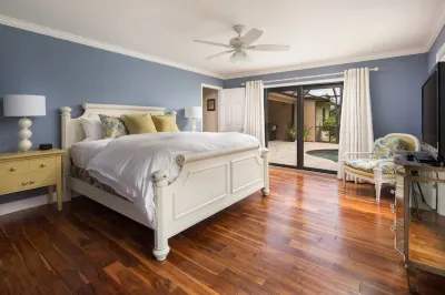 NEW - Close to MERCATO & BEACH Designer Pool Home on Estate Lot! 3+bedrooms! Hotels near Sun-N-Fun Lagoon