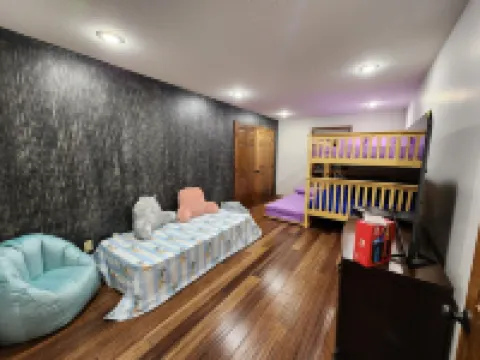 Minutes to Caves! Private Woods! Game Room & Media Room! Great for Get-togethers Hotels in Swan Township
