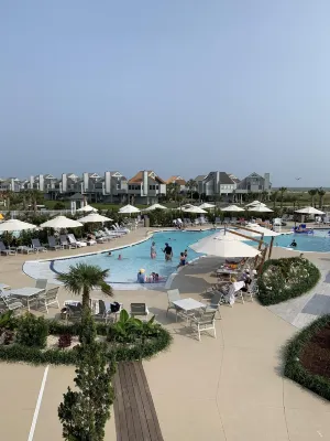 Renovated! Both club options available! Great location next to beach & BHI Club! โรงแรมใน