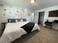 🏈 Minutes from Lambeau • 5 bdrms • Heated Garage • Home Theatre • Game Room Hotels near Austin Straubel Airport