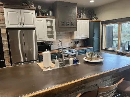 Swan Valley Modern Vintage Bayhome. Awesome view of Rainey Creek. Sleeps 5.