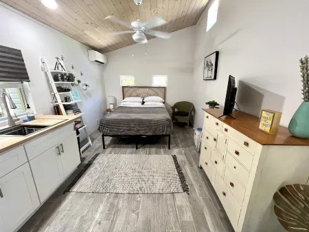 Downtown Tropical Studio Отели в г. Уэст-Палм-Бич