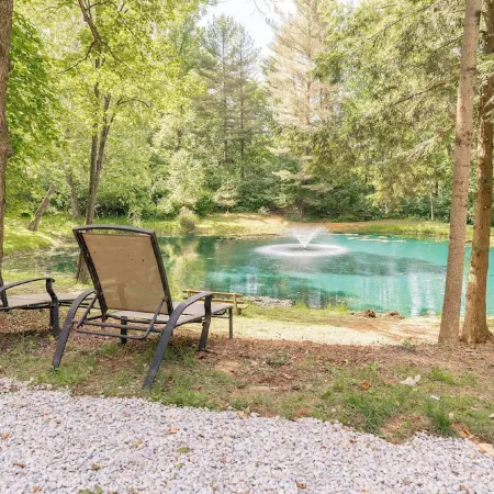 Retro Cabin in Hocking Hills, Ohio w/ Jukebox, Hot Tub & Pond. Dog-friendly!