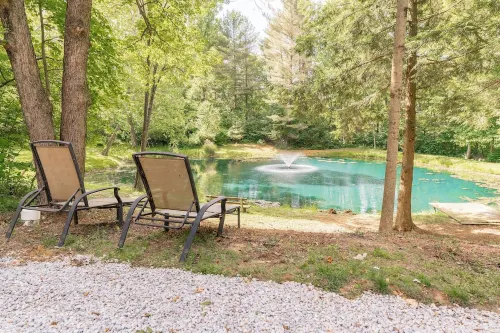 Retro Cabin in Hocking Hills, Ohio w/ Jukebox, Hot Tub & Pond. Dog-friendly!