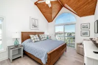 Oceanfront 7 BR, private beach access, 3 levels of beachfront decks Ocean Resorts附近的飯店