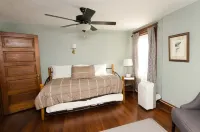 Convenient & Spacious Downtown - Private Parking Included