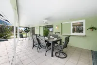 Billiards and Poolside Bliss Centrally located in SE Cape Coral, Pet Friendly!