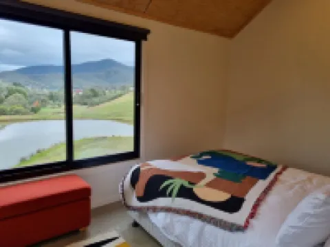 Superb 3 bedroom villa overlooking dam and close to lake. 曼斯菲爾德酒店