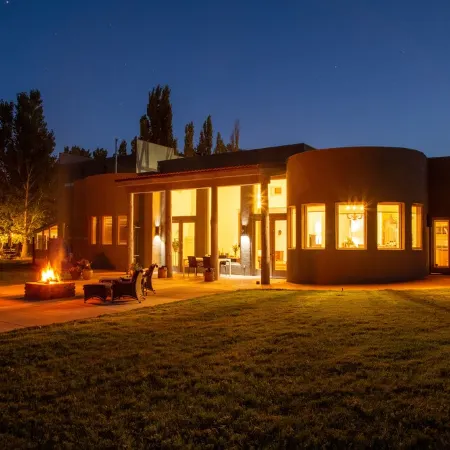 Luxury stay on lake with hot tub and pickleball