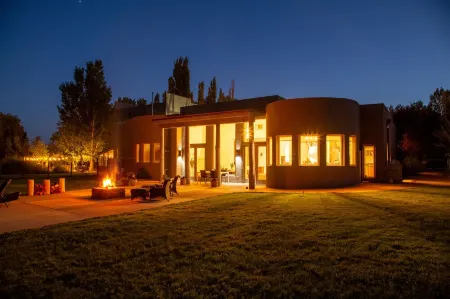 Luxury stay on lake with hot tub and pickleball Отели в г. Клифтон