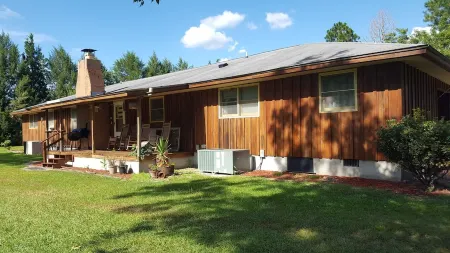 Ranch Style Cypress House with a View and Catch-N-Release Fishing Отели в г. Тернер