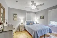 Riverfront Cottage with 2 docks and firepit located on the Edisto River