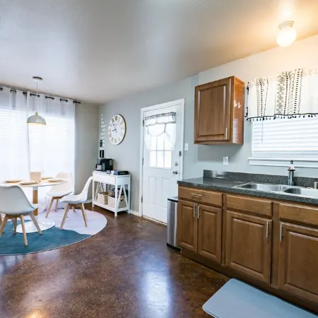 55% Monthly special price W 4rooms W 3 fullbath W walk to College