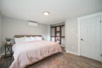 Beautiful Stylish Home With Hot Tub Hotels near Safeway
