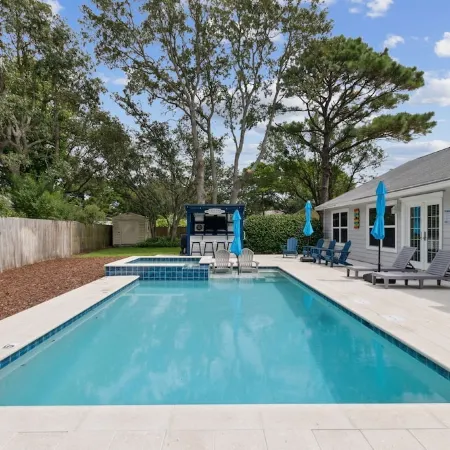 Pool & Hot Tub! Pool Bar! Bikes! 4 Min to Beach! Arcade Games! Golf Cart!!