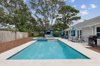 Pool & Hot Tub! Pool Bar! Bikes! 4 Min to Beach! Arcade Games! Golf Cart!! - Private Pools