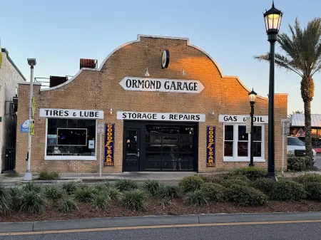 Funky, Fabulous, & Hip MCM Vibe Beach House~Walk to Beach~1 King Bed~2 Queen Bed Отели в г. Ормонд Бич