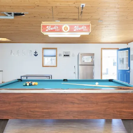 Island Cottage w/ Pool Table & Walking distance to Cranberry!