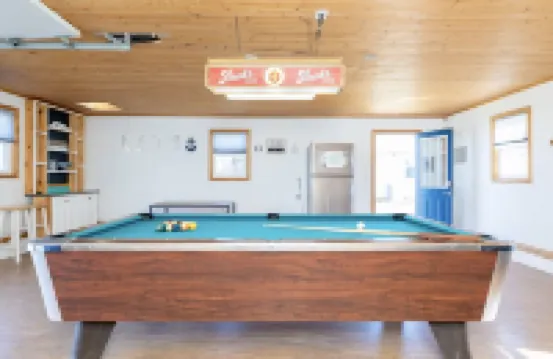 Island Cottage w/ Pool Table & Walking distance to Cranberry!