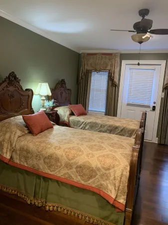 The Creek House ~Gorgeous upscale 3/BR 3/Bath home in historic district