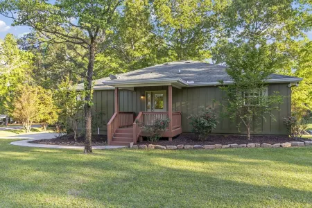 Beautiful Lakefront Getaway! Stunning Waterfront Views and Direct Lakefront.