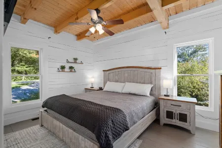 Secluded Mountain View Cabin w Private Lake Access Отели рядом с достопримечательностью «Sims Point»