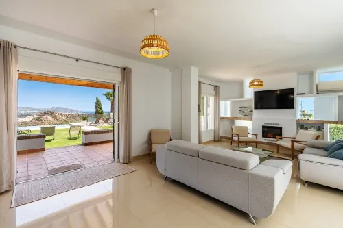 Villa Las Arenas with private heated pool