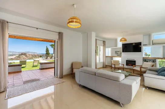 Villa Las Arenas with private heated pool