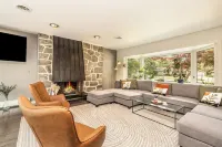 Beautiful riverside yard, hot tub, game room, large dining table! Hotels in Glendale