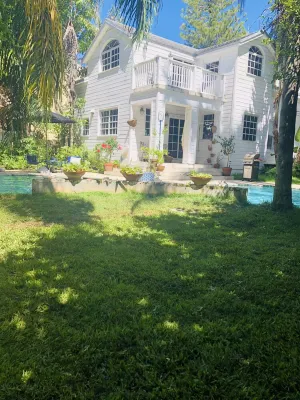 NE Coconut Grove pool home, family & pet friendly, huge yard, & guest house. Hotels in Coconut Grove