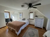 Stylish 2BR Charmer Close to Everything โรงแรมในนอร์มอล