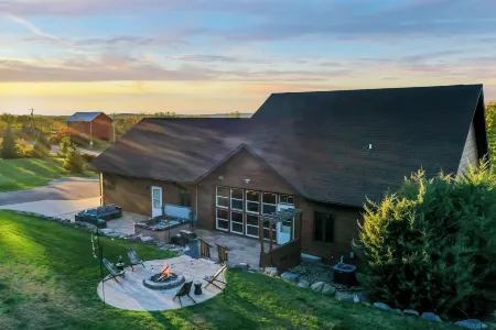 Hot Tub! Game Room! Sauna! Grill! Baraboo/Dells