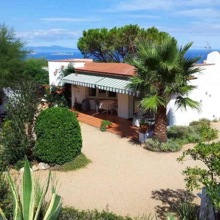 THE ANNEX. Tranquil  bungalow/gîte in hills above Begur with amazing views