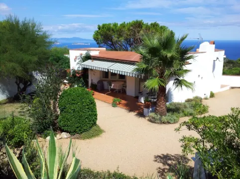THE ANNEX. Tranquil  bungalow/gîte in hills above Begur with amazing views