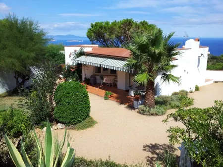 THE ANNEX. Tranquil  bungalow/gîte in hills above Begur with amazing views Отели в г. Багур