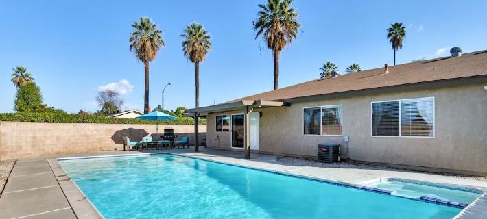 Shalimar Retreat, Large Pool, Hot Tub, Game Room, Backyard, 5 Bdrooms, BBQ Grill Hotels in Riverside