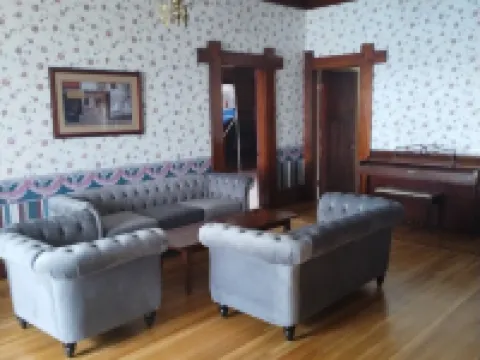 Historic Hideaway. Hiking, Fishing, Swimming At Lake Or River Nearby. sleeps 25 拉森縣酒店