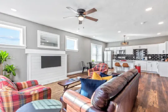 Stay STL-Huge Cheery 1BR-In Unit W/D-Parking Отели рядом с достопримечательностью «Музей Транспорта»