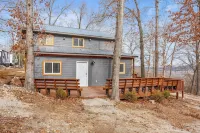 Charming 2-bedroom cabin in enchanting Branson with AC, WiFi
