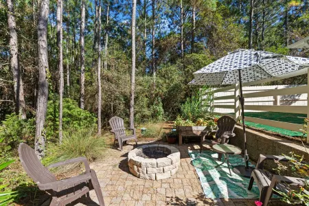 Navarre Retreat: Heated Pool, Hot Tub & Game room just minutes from the beach!