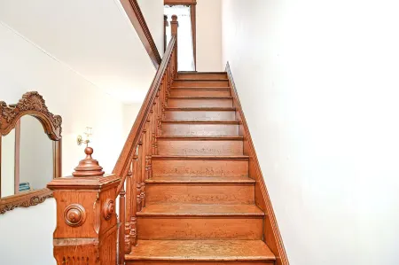 Stonington Borough steps to shops, dining and water